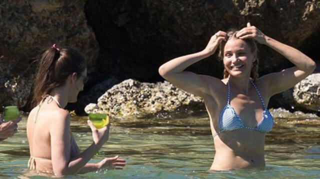 Cameron Diaz se divirtió en la playa junto a un grupo de amigos