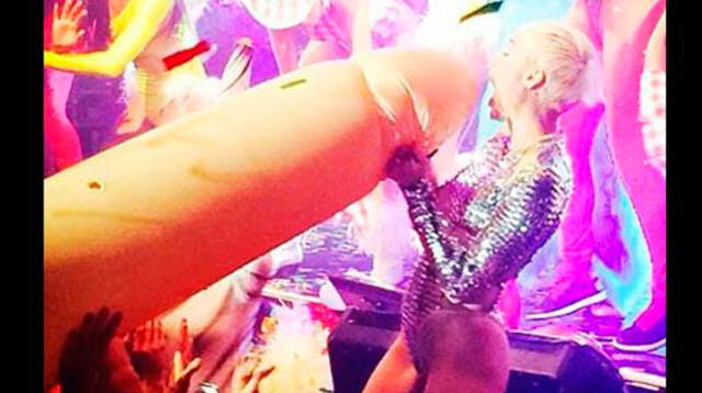 Miley Cyrus lemió y besó un gran pene en discoteca gay.