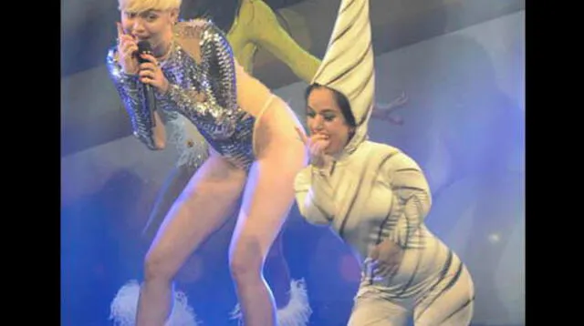 Miley Cyrus lemió y besó un gran pene en discoteca gay.