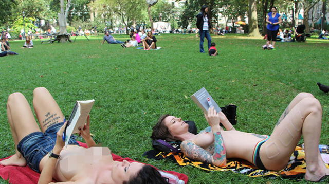 Chicas incentivan la lectura con 'topless' en Central Park de Nueva York