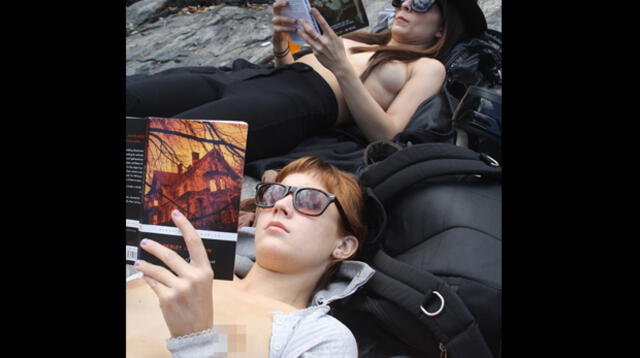 Chicas incentivan la lectura con 'topless' en Central Park de Nueva York