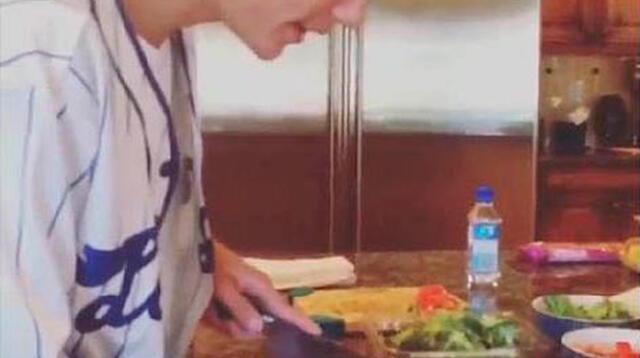 Justin Bieber preparó rica comida a Selena Gomez y compartió la preparación con sus seguidores.