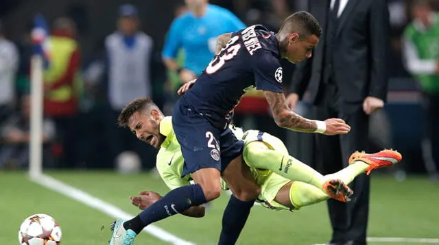 Neymar es marcado con fuerza por un jugador del PSG. Los franceses jugaron un partido inteligente y cortaron las jugadas de los españoles.