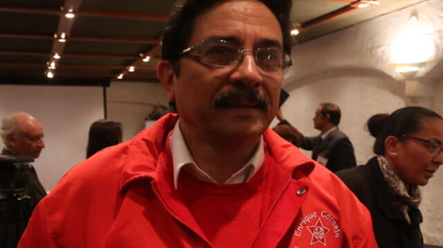 Enrique Cornejo acudió a votar en colegio de Miraflores.