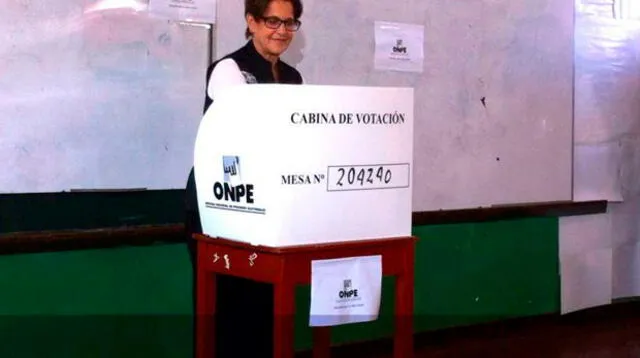 Susana Villarán ya emitió su voto en el colegio Jesús Redentor en San Miguel.
