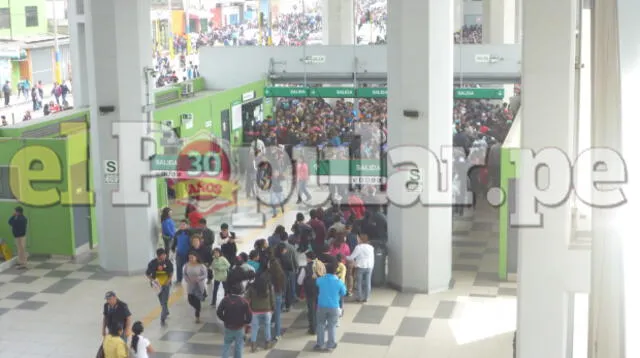 Metro de Lima colapsa por gran afluencia de pasajeros