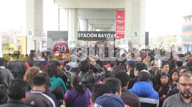 Metro de Lima colapsa por gran afluencia de pasajeros