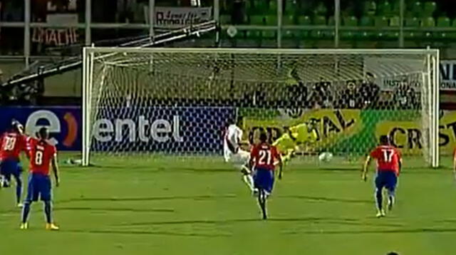 Paolo Guerrero se perdió un oportunidad de oro al fallar penal ante Chile.