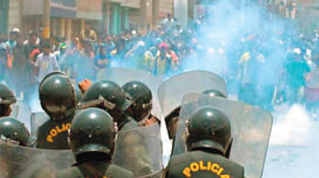 La policía actuó enérgicamente para dispersarlos.