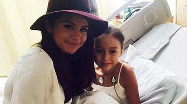 Selena Gómez visitó a un grupo de niños enfermos de cáncer.