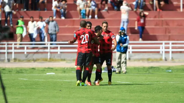Fernández grita su gol con todo el alma. Lo acompañan Rivas (20), Minzun Quina y Diego Pizarro, que enseguida nomás fue expulsado.