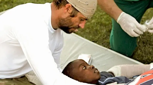 Paul Walker durante su apoyo como paramédico a las víctimas del terremoto en Haití en 2010