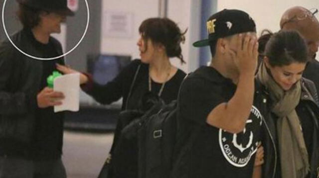 Selena Gómez y Orlando Bloom son captados juntos por paparazzi en aeropuerto.
