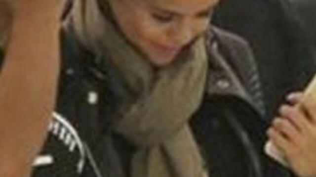 Selena Gómez y Orlando Bloom son captados juntos por paparazzi en aeropuerto.
