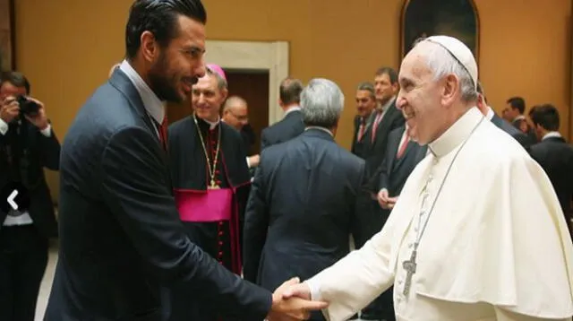 Claudio Pizarro visitó al Papa Francisco en el Vaticano.