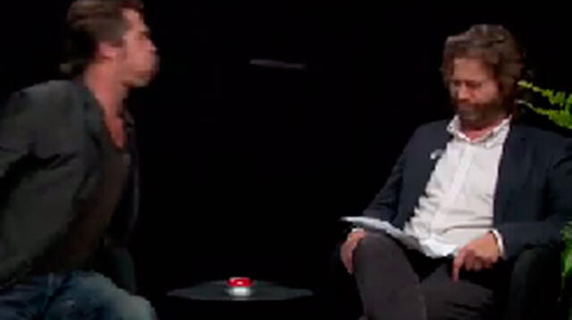 Brad Pitt escupe a entrevistador por pregunta sobre Jennifer Aniston.