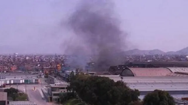 Un incendio afecta a la fábrica textil de la avenida Argentina.
