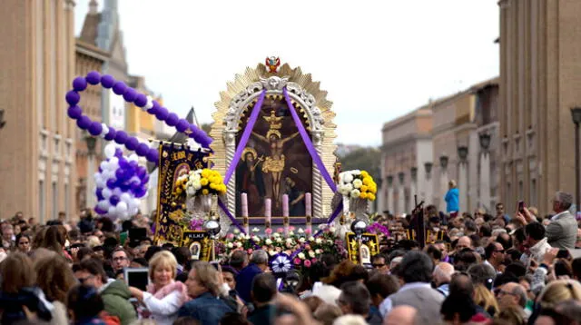 Peruanos en roma llevaron en andas el Cristo Moreno.