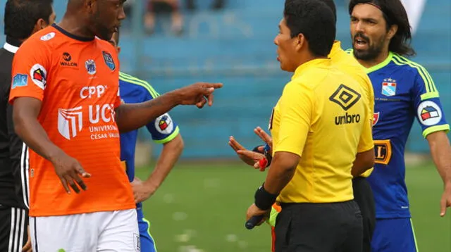 Sporting Cristal deberá pagar una multa y jugar sin público en Oriente por insultos racistas contra Luis Tejada.