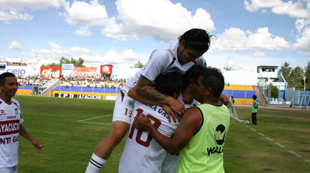 Orejuela (10) recibe el abrazo de sus compañeros.