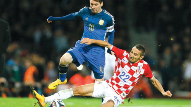 Arriba, Messi llevándose la marca de un rival.
