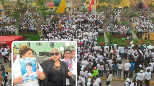 Mujeres y niños se vistieron de blanco para acudir a la marcha. 