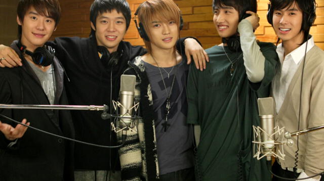TVXQ, bajo el sello de SM Entertainment, se formó en el 2004 con cinco integrantes.