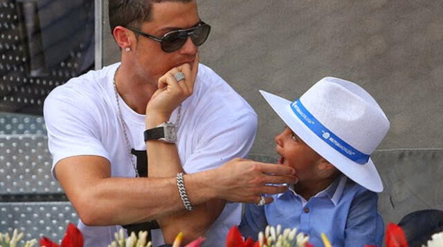 Cristiano Ronaldo y su hijo compartieron tierna imagen junto a su arbolito