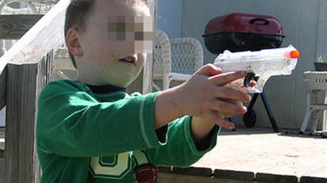 Un niño murió baleado por policía que confundió su arma de juguete con una real (imagen referencial)