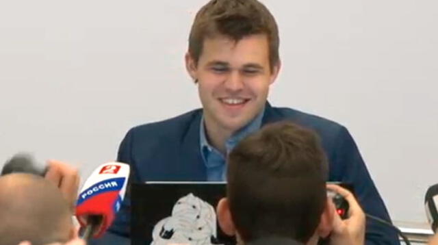 Evidente alegría de Magnus Carlsen al revalidar este domingo su título mundial.