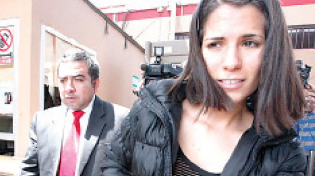 Eva Bracamonte a la salida de la diligencia judicial.