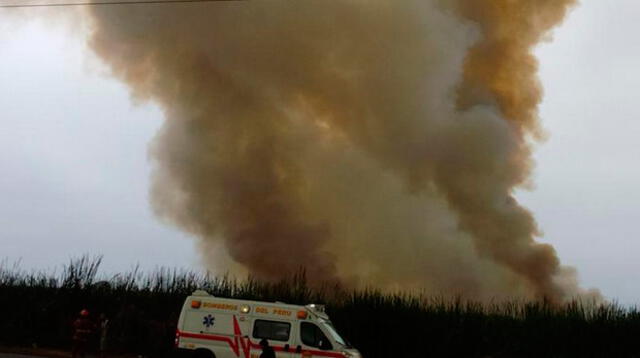 A Pantanos de Villa llegaron 17 unidades de bomberos para controlar el incendio.