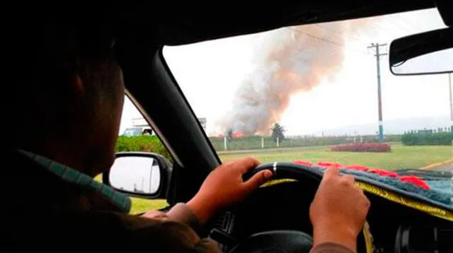 Fuerte incendio en Pantanos de Villa pone en peligro la vida silvestre del área.