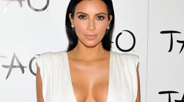 Kim Kardashian caminó con un traje color piel bajo la lluvia de Nueva York