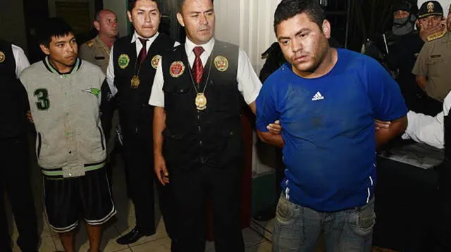Los delincuentes fueron expuestos a la prensa en la comisaría de Alfonso Ugarte.