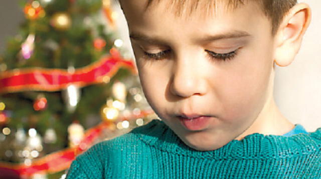 Habla con tu hijo y explícale de manera sencilla por qué su papá o mamá no estará en Navidad, ellos entienden