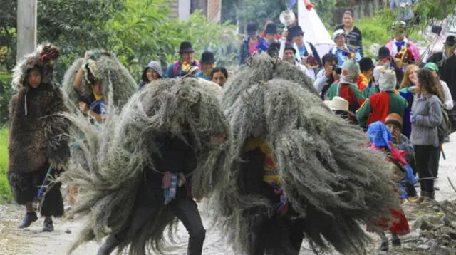 El mundo vive la Navidad desde distintos puntos de vista  (Niños indígenas danzando en Ecuador).