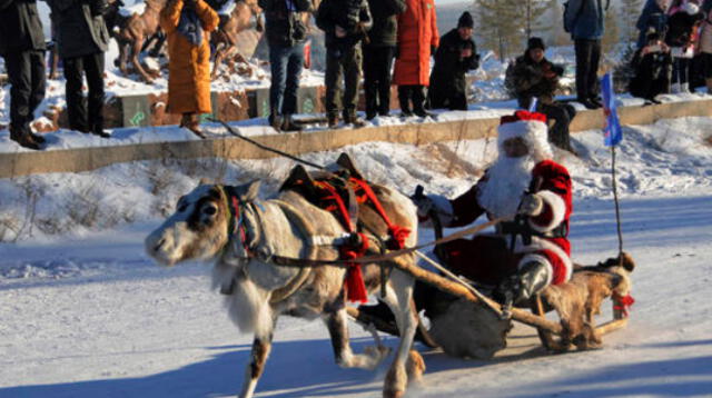 El mundo vive la Navidad desde distintos puntos de vista (Hombre vestido de Papa Noel en desfile por festival al norte de China)