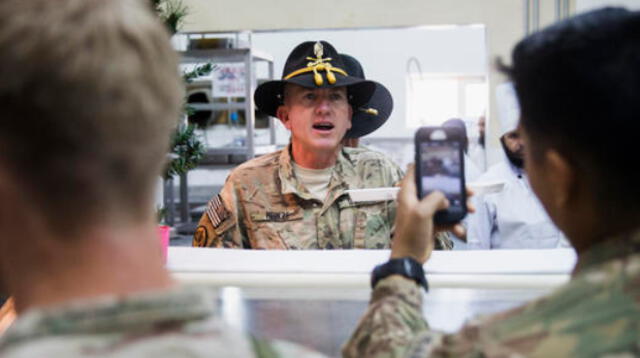 El mundo vive la Navidad desde distintos puntos de vista (Soldado estadounidense en la cena de Navidad en Afganistán.