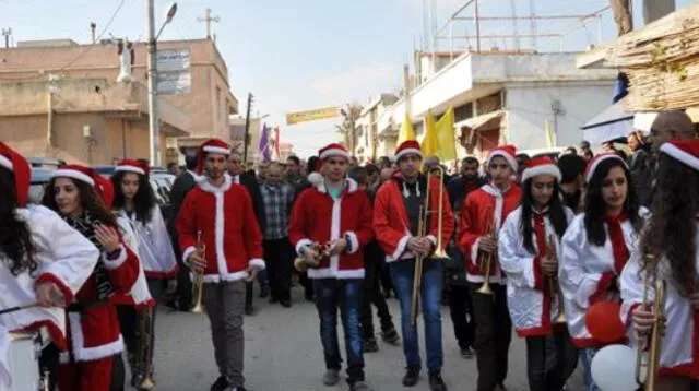 El mundo vive la Navidad desde distintos puntos de vista (jóvenes sirios tocan música con trajes navideños).