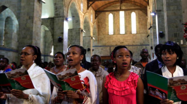 El mundo vive la Navidad desde distintos puntos de vista (Fieles cristianos cantan himnos en Kenia).