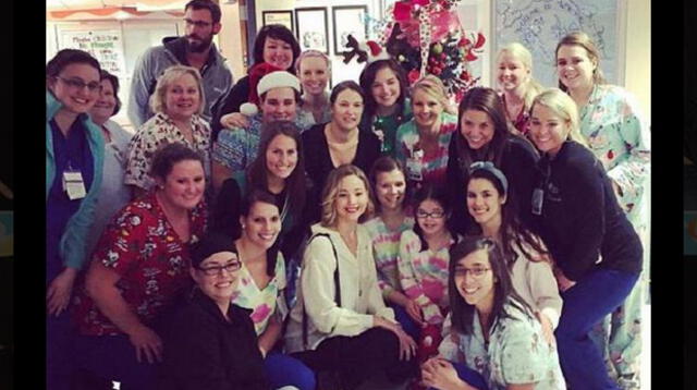 Jennifer Lawrence llevó alegría a niños internados en un hospital por Navidad.