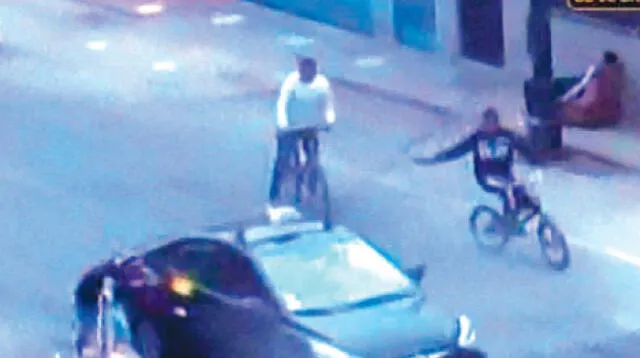 Las imágenes muestran cuando uno de los niños libra el ataque  escondiéndose  detrás de un taxi.