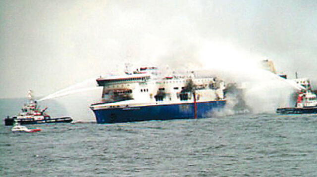 Ferry se incendia en Italia. 