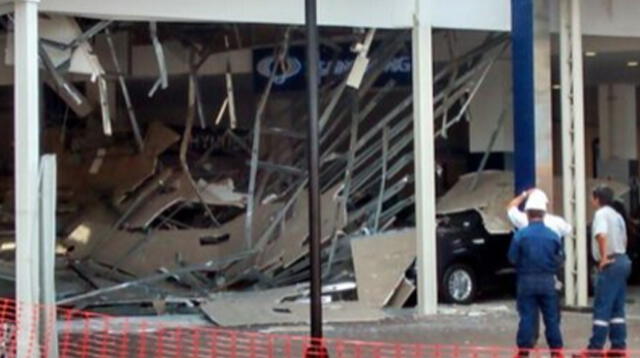 Una parte del techo del Mall Aventura Plaza, en el Callao, se desplomó sobre unos autos. (foto El Comercio)