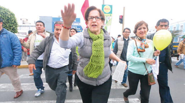 Transferencia se realiza en medio de enfrentamientos.