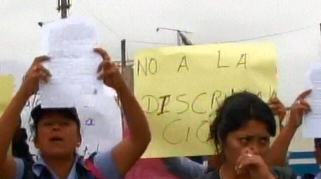 Con carteles en mano, un grupo de miembros del serenazgo piden que respeten su contrato, el cual vence el 31 de enero, de acuerdo con los papeles que mostraron.