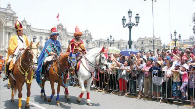 Efectivos de la policía montada personificaron a Melchor, Gaspar y Baltazar.