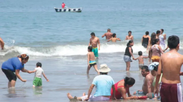 Una forma es bañándote inmediatemente después de salir de la playa o piscina.  