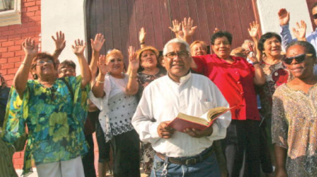 Decenas de fieles en la Urb. San Fernando apoyan al padre Torres.